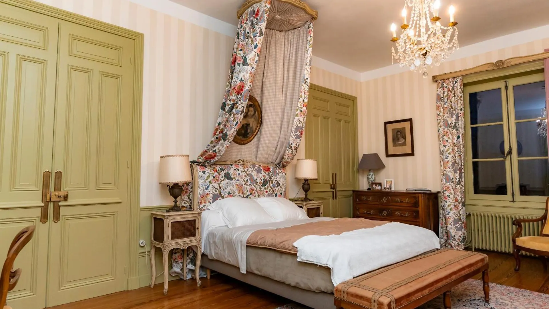 Domaine De Montclair Bed & Breakfast Pommiers  France