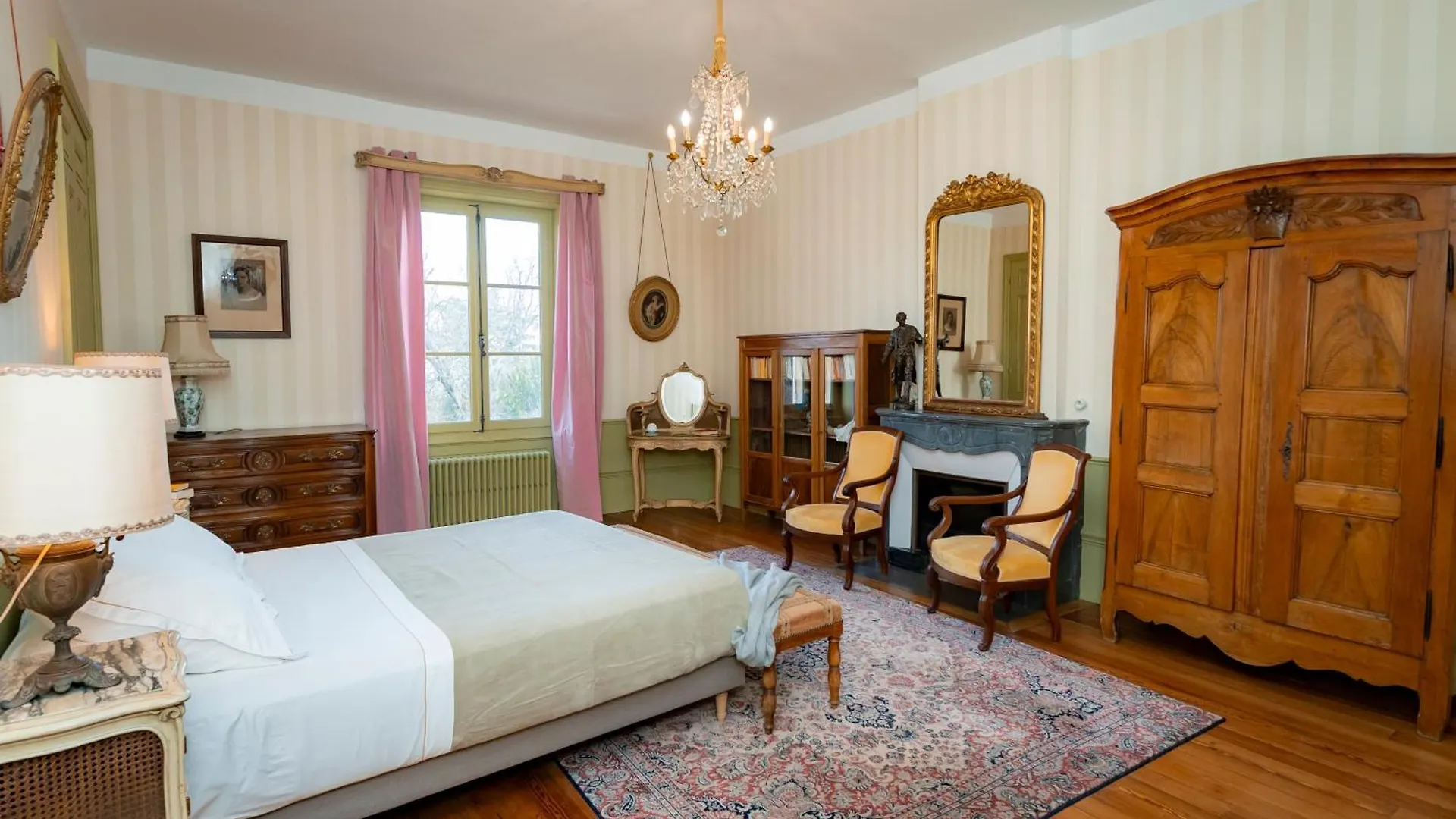 Domaine De Montclair Bed & Breakfast Pommiers  France